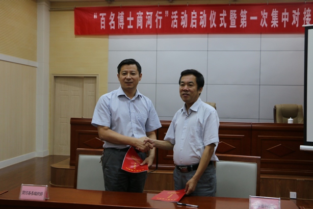 好色tv
青联组织&ldquo;百名博士商河行&rdquo;活动 3-3.JPG